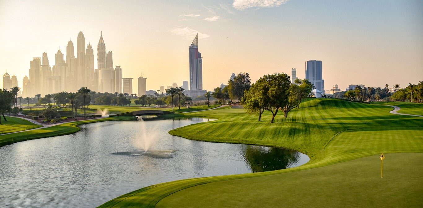 Golfbaan in Dubai met de skyline van de stad op de achtergrond